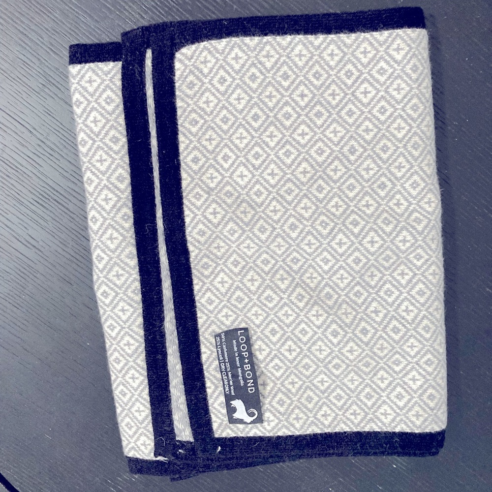LOOP+BOND Classy British Cashmere Merino Wool Scarf Gray & White Print, so soft!